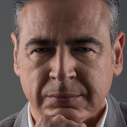 Luis Chamorro - 哥雅名畫兇殺案演員 飾演Police Officer Reyes