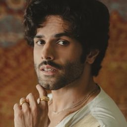 Mrinal Dutt 飾演 Ajay Bansal