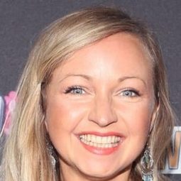 艾什莉·鮑爾 - Strawberry Shortcake: Jammin with Cherry Jam演員 飾演Plum Pudding / Talent Scout (voice)