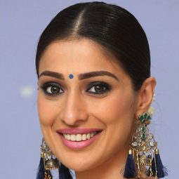 Raai Laxmi 飾演 Special Appearance