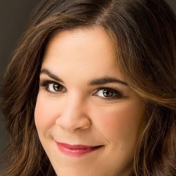 Lindsay Mendez 飾演 Mary Flynn