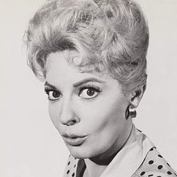 卡洛·庫克 - 青春狂戀演員 飾演Betty Welles