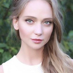 Nika Balina 飾演 Young Pretty Girl