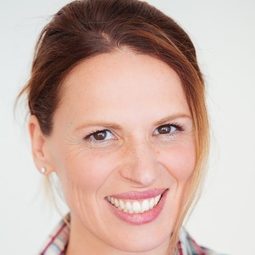 Virginia Anderson - 臆想成病演員 飾演Neighbor