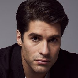 Asher Grodman 飾演 Receptionist