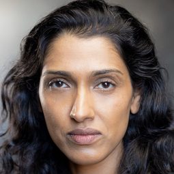 Arinder Sadhra 飾演 Manjeet