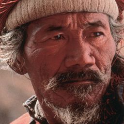 Thilen Lhondup 飾演 Tinle