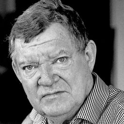 Robert Hughes 飾演 Self