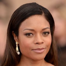 娜奧美夏莉絲 飾演 Elizabeth Lavenza