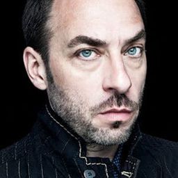 Pierre Poirot 飾演 Police Commissioner