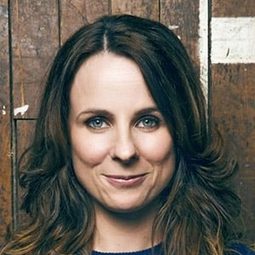 Cariad Lloyd 飾演 Mama Toad / Beetle (voice)