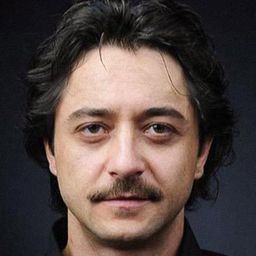 Gökçe Özyol 飾演 Ergün