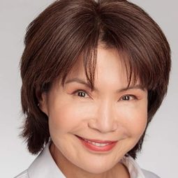 佩吉·盧 飾演 Mrs. Chen