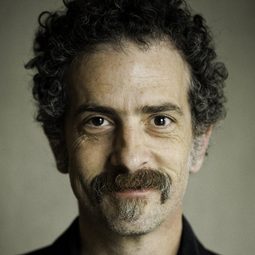 約翰·阿列斯 飾演 Leo