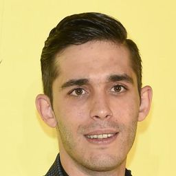 維克多·埃利亞斯 飾演 Joseba