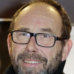 奧利維耶高梅 飾演 Charles