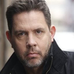 Jeff Caperton 飾演 Officer Guerrero