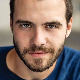 Antoine Pelletier 飾演 Edouard