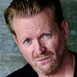 康拉德·古德 飾演 Slave