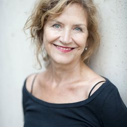 Marita Breuer 飾演 Angela