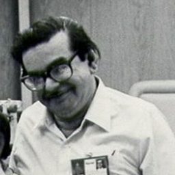 Dick Randall 飾演 U.S. ambassador