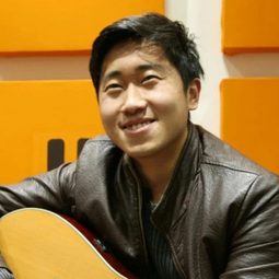 Sherab Dorji 飾演 Ugyen Dorji