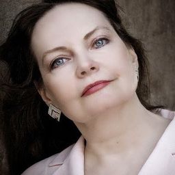 Astrida Auza 飾演 Concierge