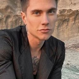 班傑明·瑪斯柯洛 飾演 Roy