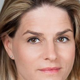 Susann Uplegger 飾演 Handballtrainerin