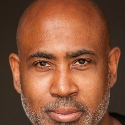 Lamont Thompson 飾演 Gary