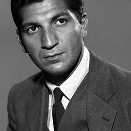 Nicholas Georgiade 飾演 Croupier