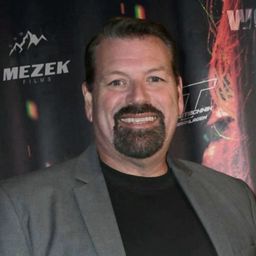 BJ Mezek 飾演 Oscar Bellafonte