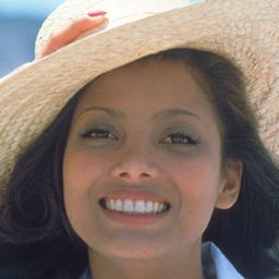 Emily Bolton 飾演 Susan