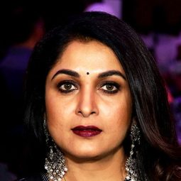 拉姆亞·克李希南 - Julie Ganapathi演員 飾演Vijaya