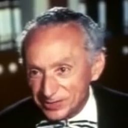 Giannis Fyrios - 流浪藝人演員 飾演Accordionist