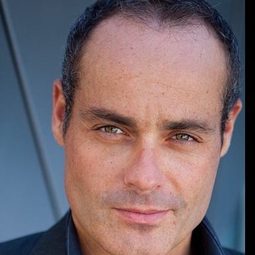 基隆·埃利奧特 - 馴龍記演員 飾演Hoark the Haggard (voice)