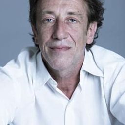 Sasa Vulicevic 飾演 Metro Attendant