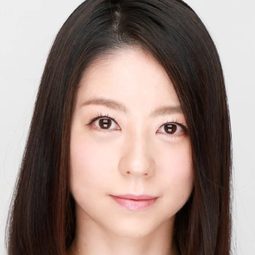 黒阪 真美 飾演 