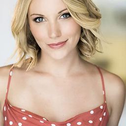 Casey O'Keefe 飾演 Suze