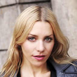 Julia Dietze 飾演 Pia