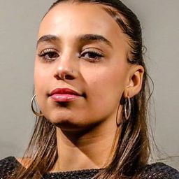 Dunia Elwaleed 飾演 Kaz