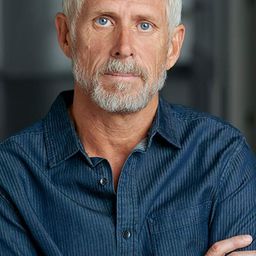 Reynolds Washam - 皇后與瘦子演員 飾演Cop