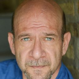 Adam Bitterman 飾演 TV Thug