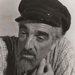 Noel Purcell 飾演 Capt. Daniel O'Flannery