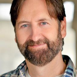 Morgan Simpson 飾演 Michael Perry