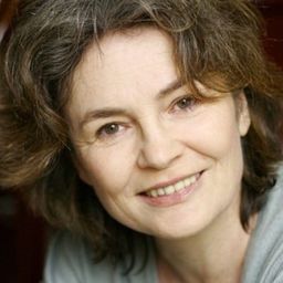 Michelle Goddet 飾演 Madme Dune