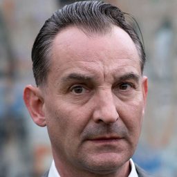 Wolfgang Boos - 最後擊戰演員 飾演Exschuldner