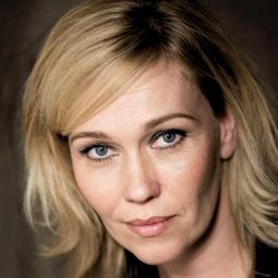 Outi Mäenpää 飾演 Bank Clerk