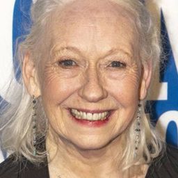 Marie Mullen 飾演 Mrs Monroe