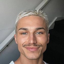 Dante Surace 飾演 Packers Bay Resident